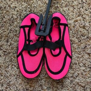 Wonder nation Pink and Black Water Shoes little girls size 11/12